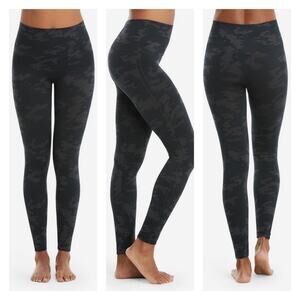 SPANX Women's Look AT Me Now Seamless Leggings in Black Camo size XS NWOT